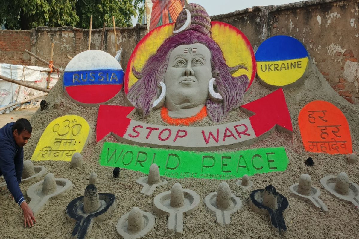 Sawan 2025 On Monday sand artist made 108 Shivlingas carved
