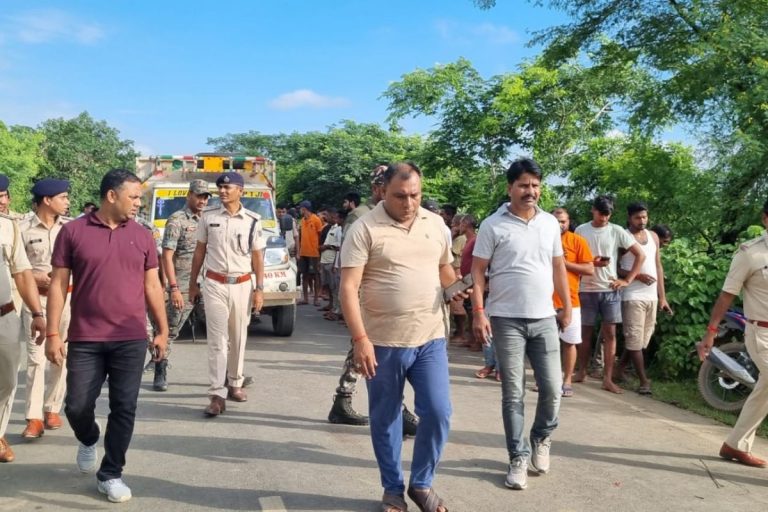 Bihar Road Accident: बिहार में खड़े ट्रक में टकराई ऑटो, 3 इंजीनियरिंग छात्रों की तड़प-तड़पकर मौके पर मौत, 3 जख्मी