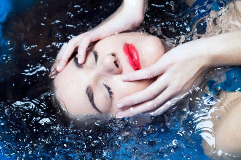 Waterproof Makeup Tips: बारिश के दिनों में भी दिखना है फ्लोलेस खूबसूरत, तो ऐसे कीजिए मेकअप 
