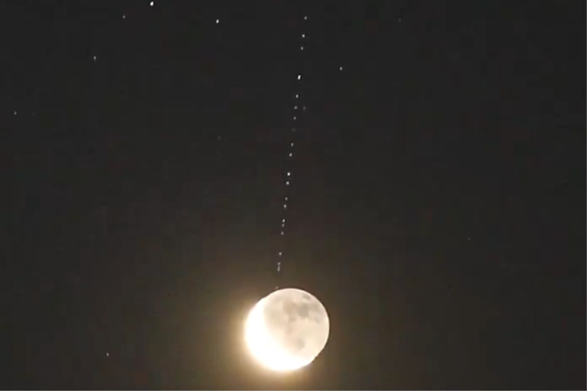 Viral Video SpaceX Starlink Satellites Passed Over Moon