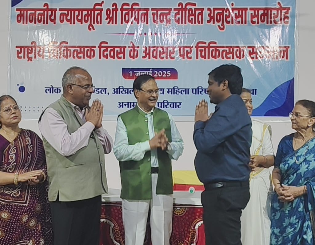  डॉ. संजय कुमार नीले शर्ट में