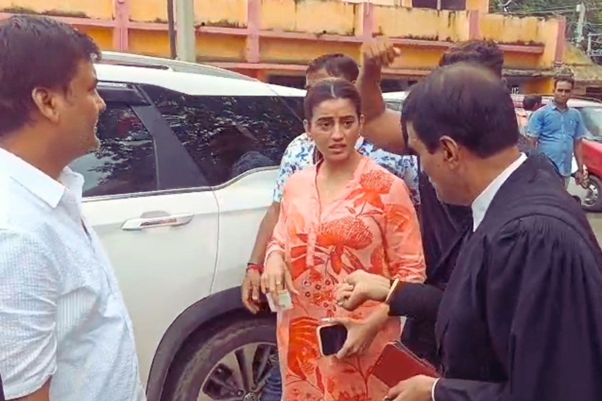 akshara singh news| Bhojpuri actress Akshara Singh surrenders in Begusarai court in fraud case