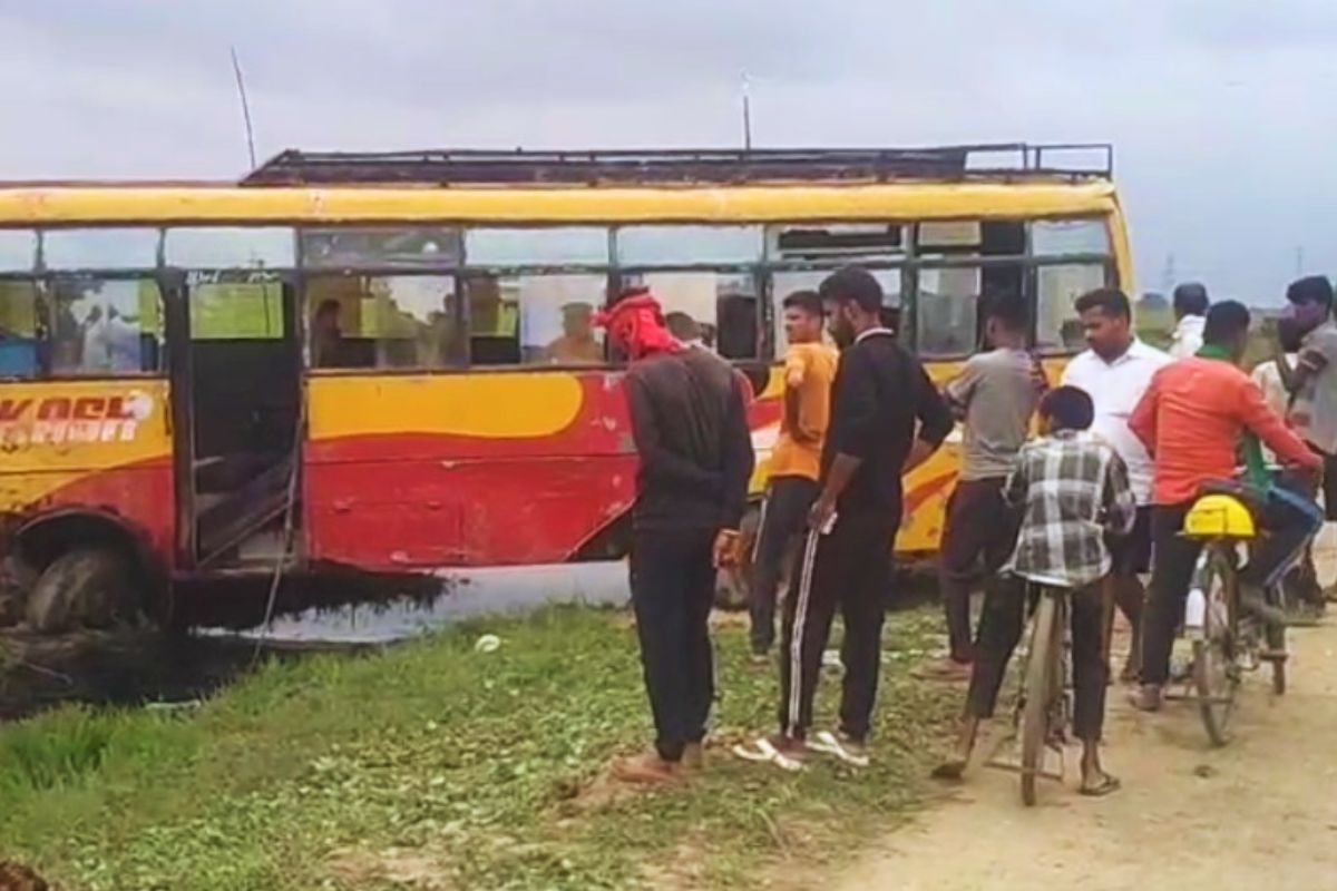 buxar school bus news| School bus overturned in Buxar, Bihar, 20 children in critical condition