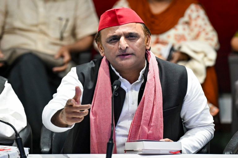 अखिलेश का विस्फोट: योगी राज में जमीन हड़प, विरासत तबाह और आम की लूट, ये है विकास?