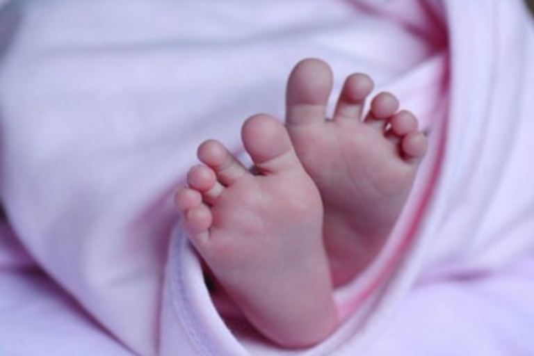 प्रयागराज में मौत का गड्ढा: पानी में तैरती मिलीं 4 मासूमों की लाशें, गांव में मातम और चीख-पुकार