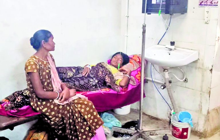 Chaibasa News : सदर अस्पताल में बढ़े मरीज, इमरजेंसी के चबूतरे पर हो रहा इलाज