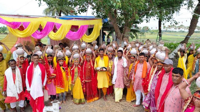 कलश शोभायात्रा के साथ संकीर्तन शुरू