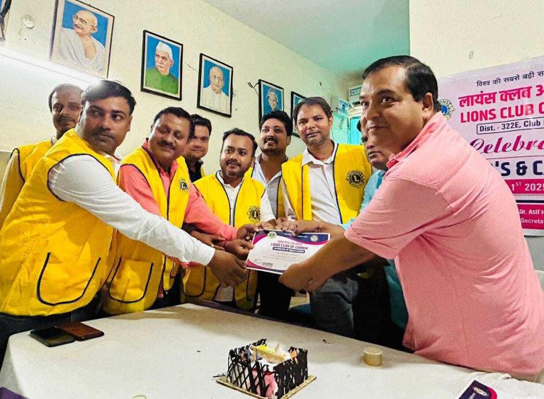 Motihari: डॉक्टर्स डे पर लायंस ने चिकित्सकों को किया सम्मानित