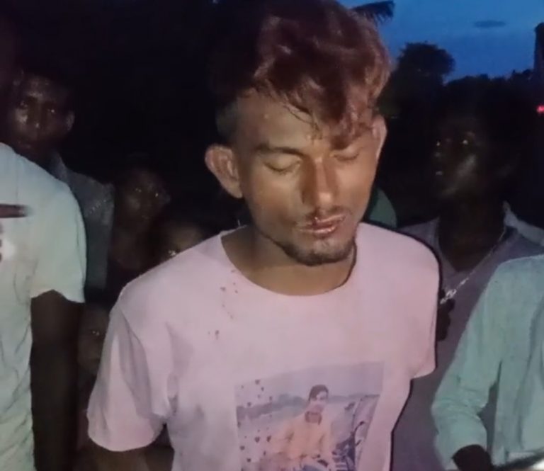खस्सी चोरी के आरोप में  ग्रामीणों ने एक युवक को पकड़ खूंटे में बांध जमकर की पिटाई