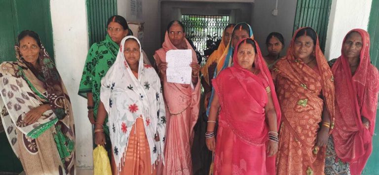 आंगनबाड़ी केंद्र हटाने से महिला लाभुकों ने सीडीपीओ कार्यालय को घेरा