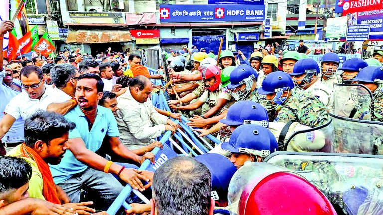 कसबा कांड को लेकर प्रदर्शन, पुलिस  और भाजपा समर्थकों में हुई भिड़ंत