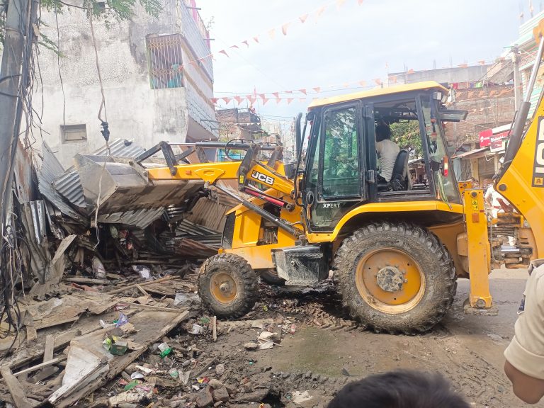 कुनौली बाजार में अतिक्रमण के खिलाफ प्रशासन का चला बुलडोजर