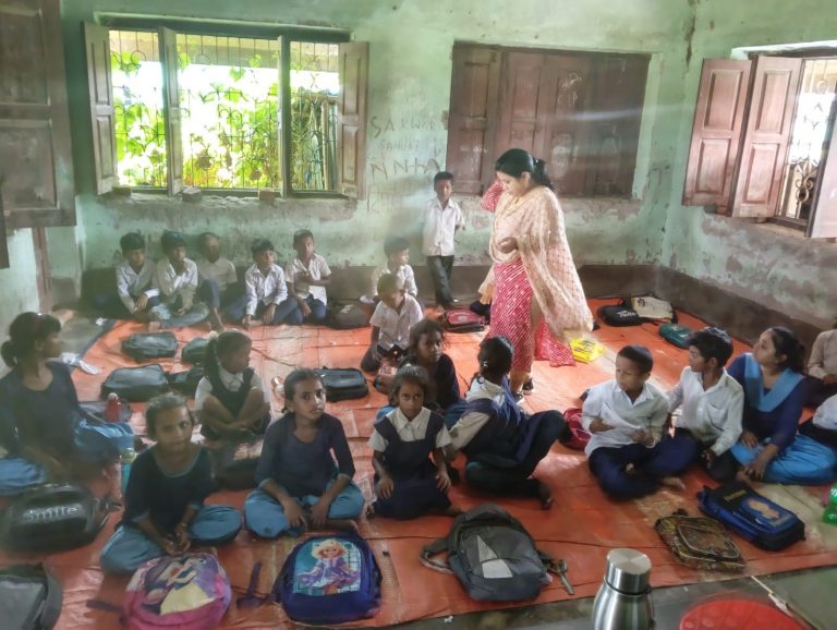 दो कमरे में एक से पांच तक की कक्षाएं संचालित