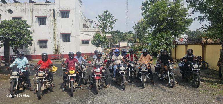 हेलमेट खरीदने के बाद पुलिस ने 20 बाइकसवारों को छोड़ा