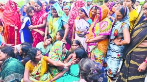 Siwan News : गुठनी में पेड़ से गिरने से मजदूर की मौत,  ग्रामीणों ने जाम की सड़क