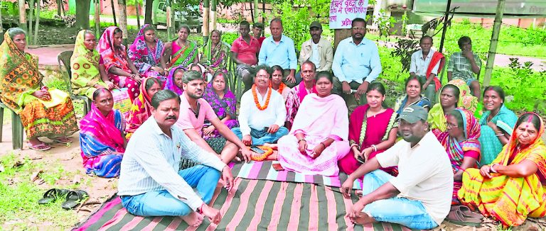 East Singhbhum News : अबुआ आवास योजना पर महंगी ईंट बनी बाधा, ब्लॉक पर धरना