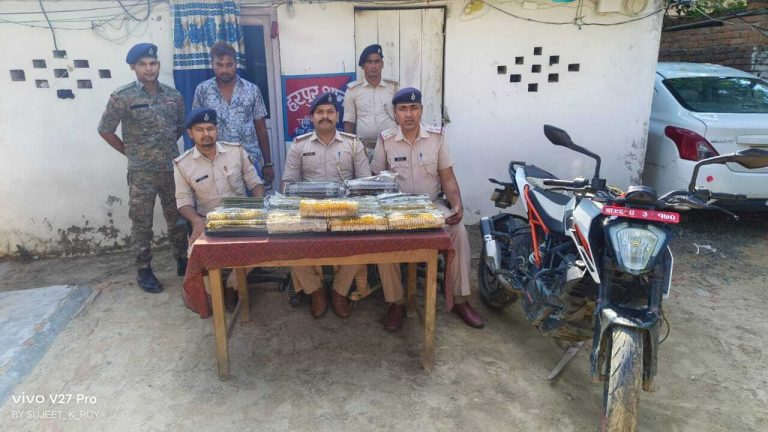 Motihari: छापेमारी में प्रतिबंधित नशीली दवा के साथ तस्कर गिरफ्तार