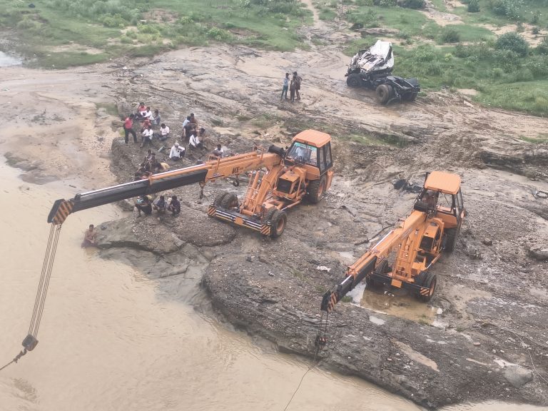 Giridih News :इंजन को नदी से बाहर निकाला, टेलर निकालने का प्रयास