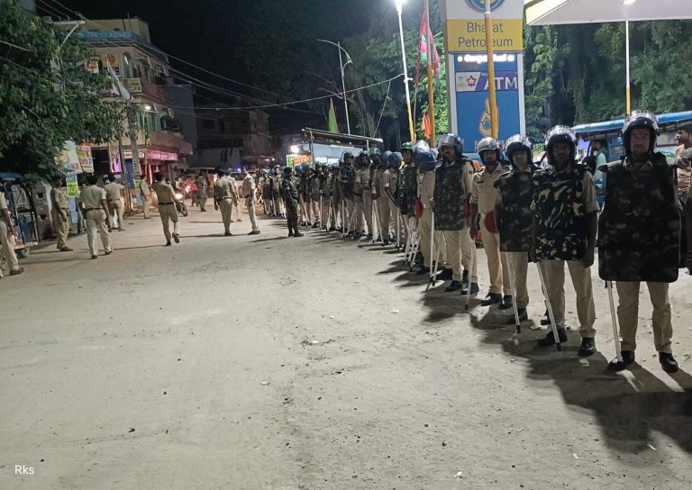 मुहर्रम शांतिपूर्ण मनाने को लेकर पुलिस ने निकाला फ्लैग मार्च