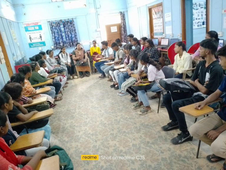 जिला नियोजन पदाधिकारी ने किया करियर मार्गदर्शन, छात्र-छात्राओं को सरकारी योजनाओं की दी जानकारी