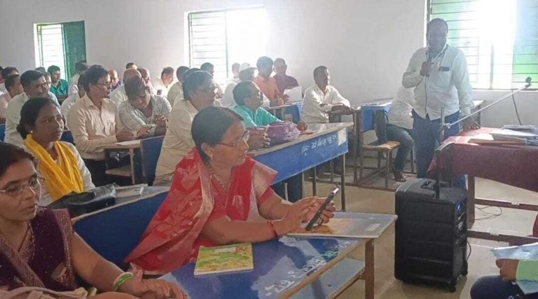 Deoghar news : विद्यार्थियों के बैंक खातों के डीबीटी के लिए आधार से लिंक कराने पर जोर
