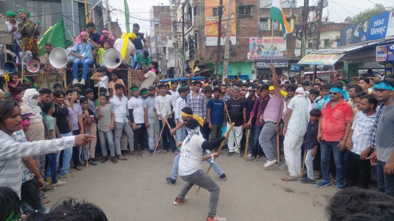 आखाड़ा में युवाओं ने दिखाये करतब, गाये शहादत के गीत