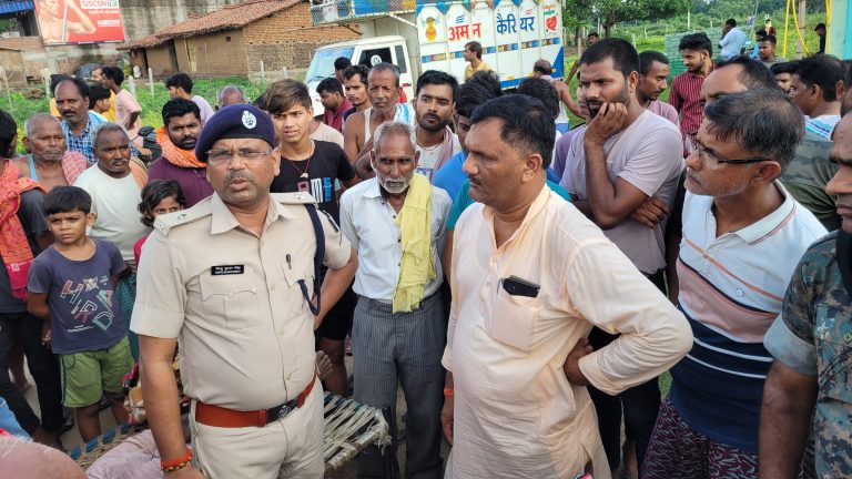 नदी में डूबने से युवक की मौत, ग्रामीणों ने जताया विरोध
