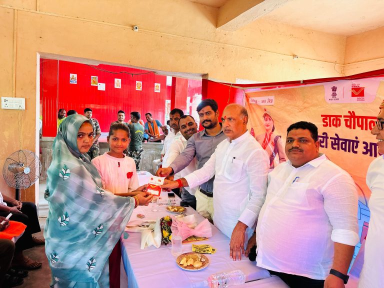 ग्रामीणों को योजनाओं की दी गयी जानकारी व बच्चों का सम्मान