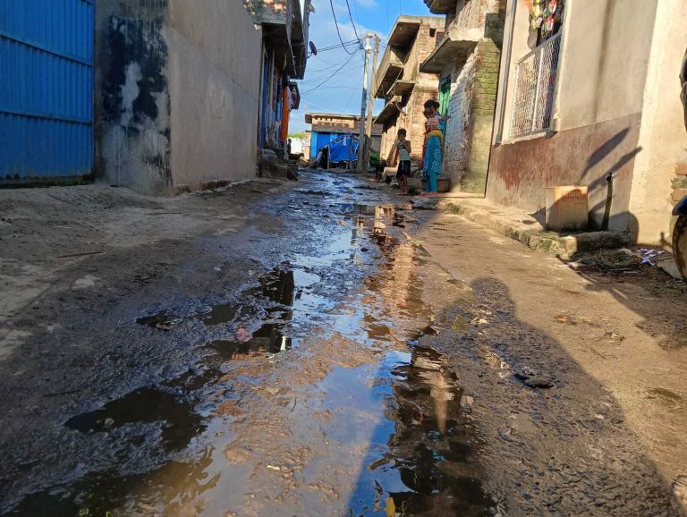 हल्की सी बारिश से जलजमाव, गली-मुहल्लों में चलना मुश्किल