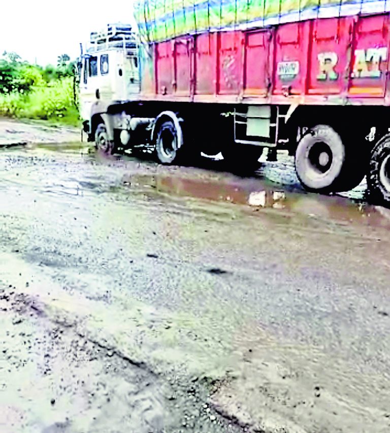 पानागढ़ इंडस्ट्रियल बेल्ट की सड़क बदहाल, कोई नहीं पुरसाहाल