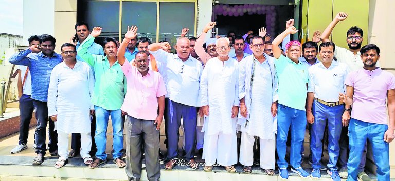 Gopalganj News : ट्रांसपोर्टर और एजीएम की मनमानी के खिलाफ डीलरों का हंगामा