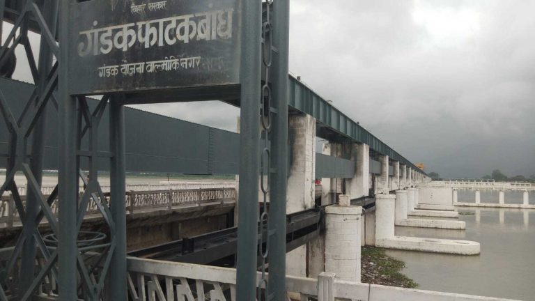 Bettiah : गंडक बराज वाल्मीकिनगर से गंडक नदी में छोड़ा गया 1 लाख 30 हजार 700 क्यूसेक पानी