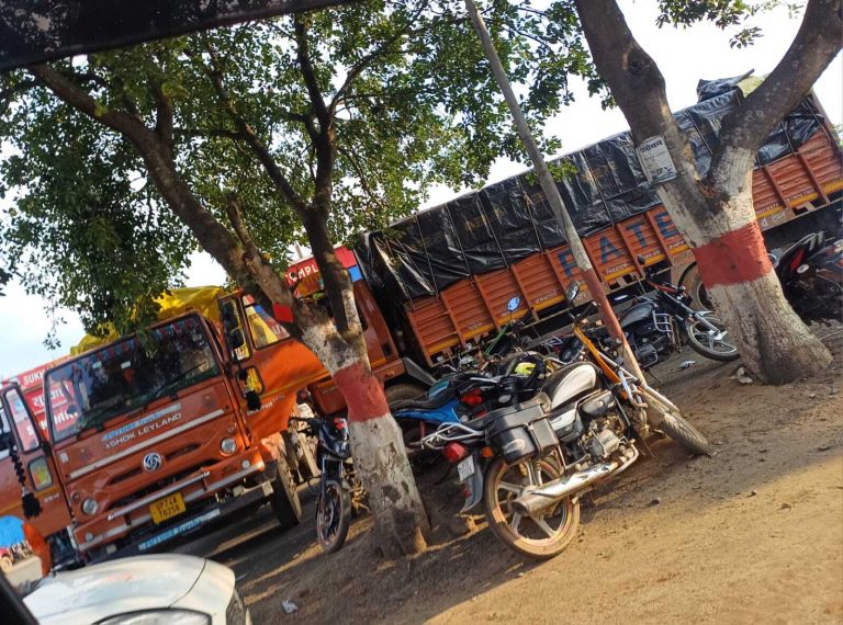 Deoghar news : घोरमारा में अवैध पार्किंग कराने वाले दुकानदारों को नोटिस