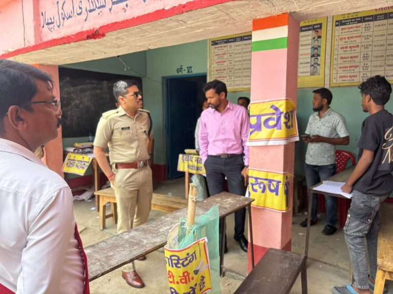 डीएम-एसपी ने मतदान केंद्र का किया निरीक्षण