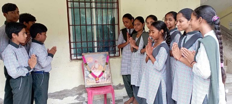Giridih News :सरस्वती शिशु विद्या मंदिर में मी महर्षि वेदव्यास की जयंती