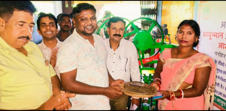 Chaibasa News : महिलाएं रोजगार से जुड़ेंगी, तो परिवार सशक्त होगा : जगत