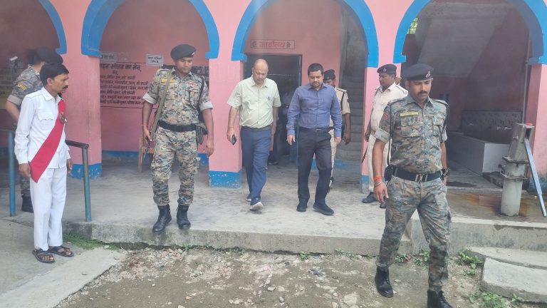 मतदाता पुनरीक्षण कार्य की डीएम ने की समीक्षा
