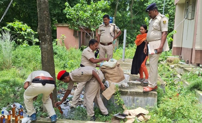 तीन कांडों में जब्त 40.775 लीटर शराब किया नष्ट