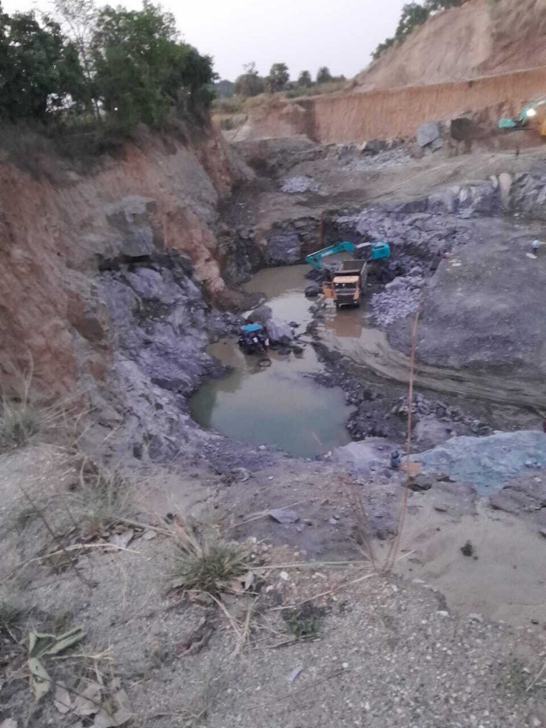 चितरा में ट्रांसपोर्टिंग बंद होने से लाखों का हो रहा नुकसान
