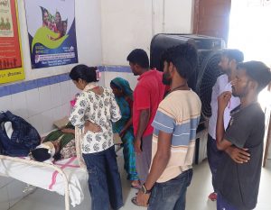 अंबा-नवीनगर रोड में अनियंत्रित इ-रिक्शा बस से टकराया, नर्स व चालक घायल