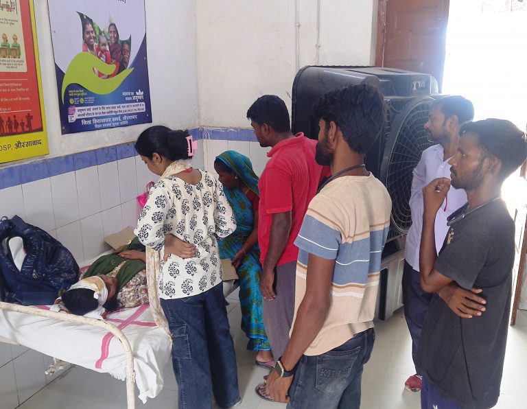 अंबा-नवीनगर रोड में अनियंत्रित इ-रिक्शा बस से टकराया, नर्स व चालक घायल