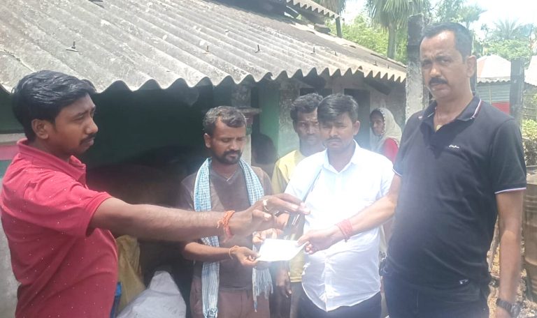 अग्निपीड़ित परिवार को मुआवजा व पॉलीथिन वितरित