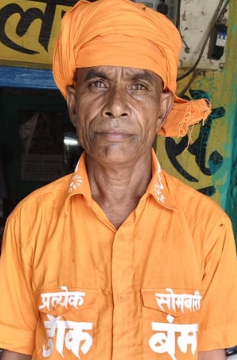 भरतपुर के ब्रह्मदेव 34 वर्षों से लगातार जा रहे हैं डाक बम