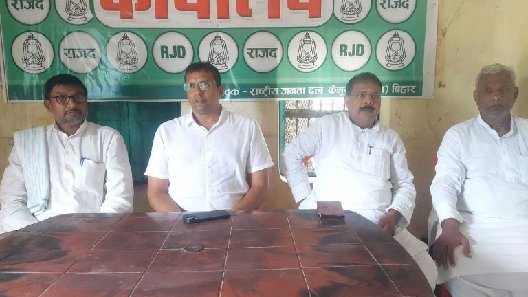 Kaimur News : डीडीसी कार्यालय में मनरेगा माफियाओं का है कब्जा : अजीत सिंह