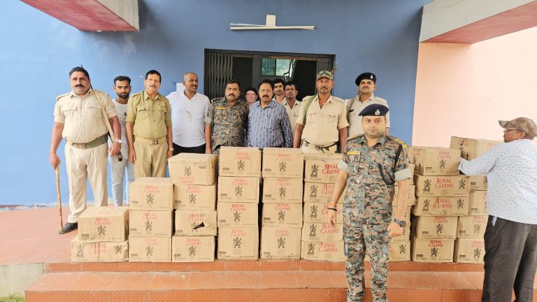Giridih News :ट्रक में गुप्त चेंबर बना बिहार भेजी जा रही थी 15 लाख की अंग्रेजी शराब, चालक गिरफ्तार