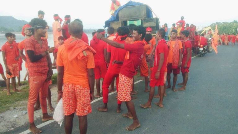Bettiah : पहली सोमवारी पर कांवरियों की उमड़ी भीड़