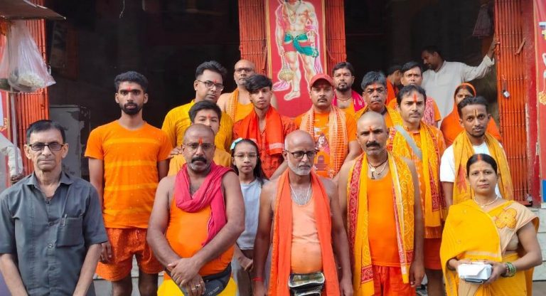 कांवरियों के जत्थे को वार्ड पार्षद ने किया रवाना
