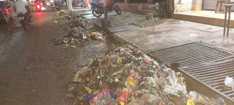 नाले का गाद निकाल सड़कों कर दिया जमा, बारिश होने पर हो रही फजीहत