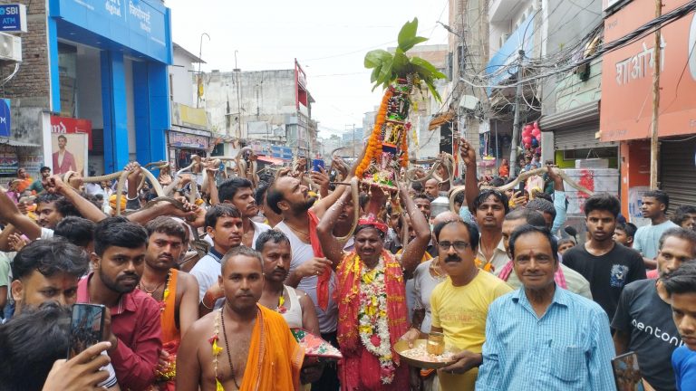 Samastipur News:नाग पंचमी पर थतिया विशहरी मंदिर से निकली सांपों के साथ भव्य जुलूस