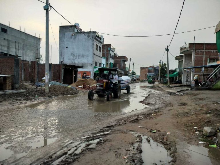 Kaimur News : हाटा नगर में मुख्य सड़क पर जलजमाव से आवागमन मुश्किल